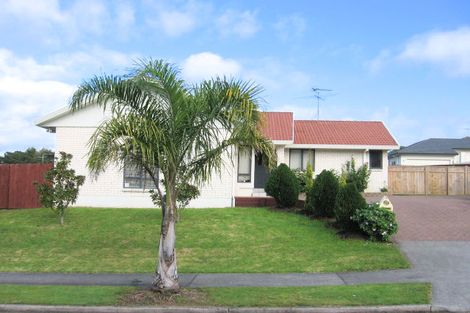 Photo of property in 8 Piper Place, Goodwood Heights, Auckland, 2105
