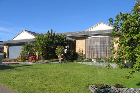 Photo of property in 35 Newbliss Crescent, East Tamaki Heights, Auckland, 2016