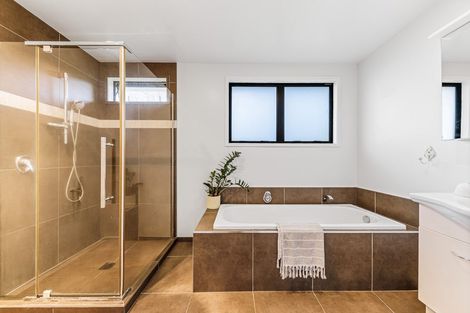 Photo of property in 18 Outlook Road, Greenhithe, Auckland, 0632