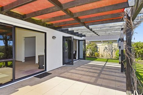 Photo of property in 2 Quadrant Heights, Paraparaumu, 5032