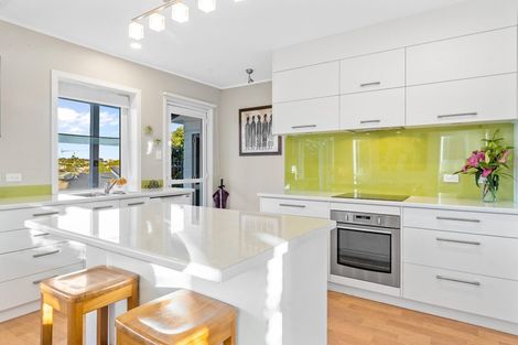 Photo of property in 16 Knightsbridge Drive, Forrest Hill, Auckland, 0620