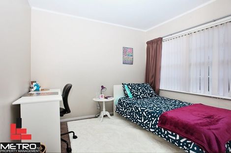 Photo of property in 20 Longbill Place, Glendene, Auckland, 0602