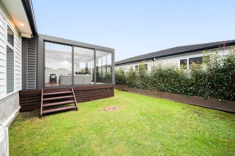 Photo of property in 16 Twin Parks Rise, Papakura, 2110