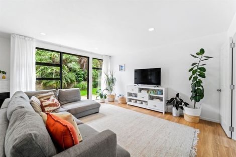 Photo of property in 1/6 Heathcote Road, Castor Bay, Auckland, 0620