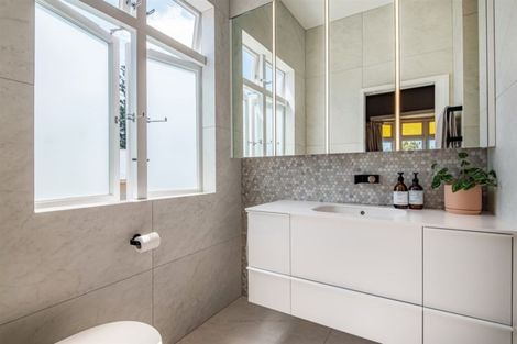 Photo of property in 15 Le Roy Terrace, Birkenhead, Auckland, 0626