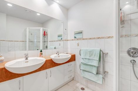 Photo of property in 3a/171 Hurstmere Road, Takapuna, Auckland, 0622