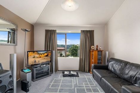 Photo of property in 18 Ordley Grove, Tawa, Wellington, 5028