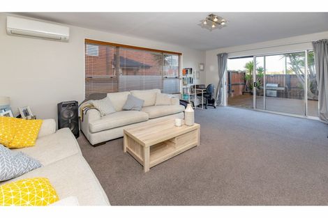 Photo of property in 523 Marine Parade, South New Brighton, Christchurch, 8062