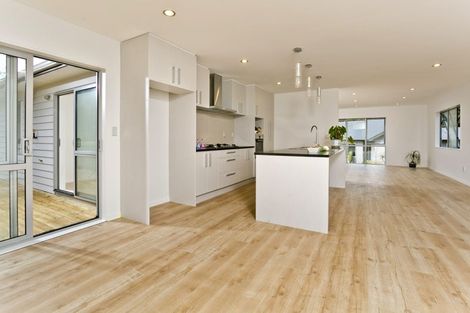 Photo of property in 98 Tiriwa Drive, Massey, Auckland, 0614