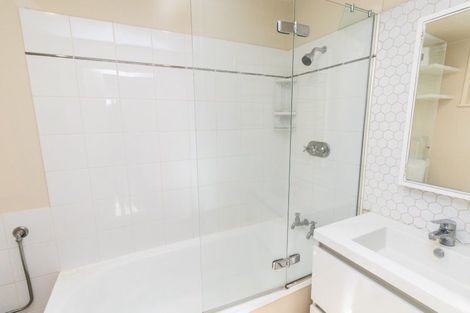 Photo of property in Victoria Court, 7/4 Queen Street, Mount Victoria, Wellington, 6011