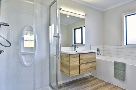 Photo of property in 14 Van Baarle Close, Carterton, 5713