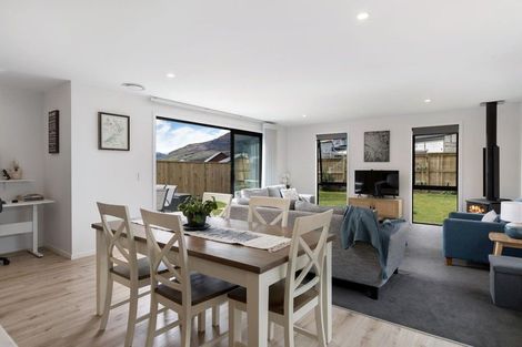 Photo of property in 33 Drysdale Road, Jacks Point, 9371