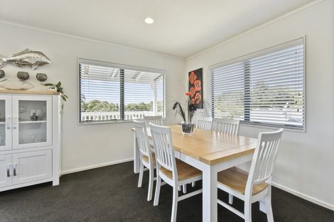 Photo of property in 13 Bertram Road, Kawakawa Bay, Papakura, 2585
