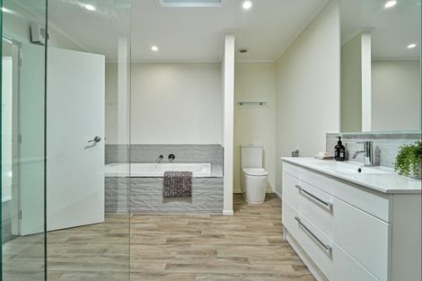 Photo of property in 28 Pitt Street, Clive, 4102