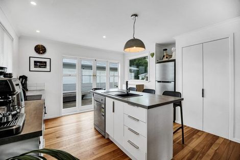 Photo of property in 215 Mangorei Road, Merrilands, New Plymouth, 4312