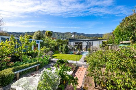 Photo of property in 24 Beach Road, Waikawa, Picton, 7220