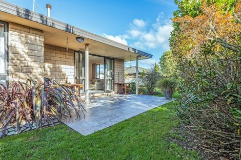 Photo of property in 10 Logan Place, Kelvin Grove, Palmerston North, 4414