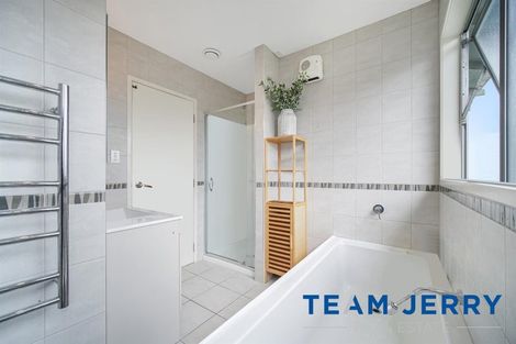 Photo of property in 5 Harford Place, Pakuranga Heights, Auckland, 2010