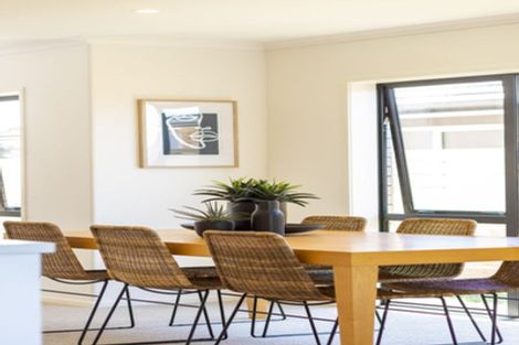 Photo of property in 8 Oakmont Crescent, Waiwhakaiho, New Plymouth, 4312