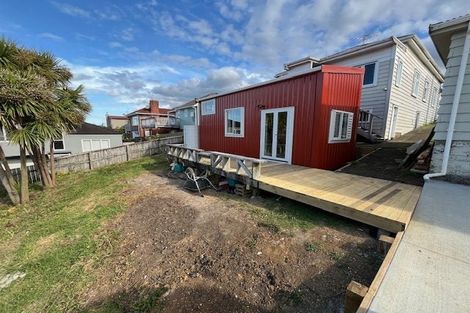 Photo of property in 51 Onewa Road, Northcote, Auckland, 0627