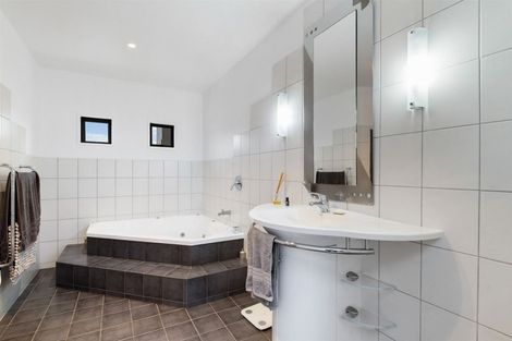 Photo of property in 18 Pacific Parade, Army Bay, Whangaparaoa, 0930