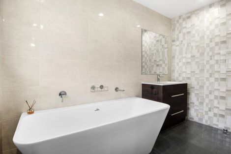 Photo of property in 24 Pooley Street, Pakuranga Heights, Auckland, 2010