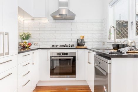 Photo of property in 142 The Ridgeway, Mornington, Wellington, 6021