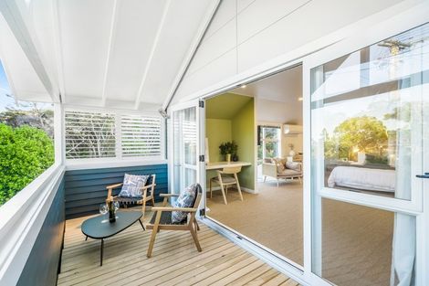 Photo of property in 17 Wernham Place, Northcote, Auckland, 0626