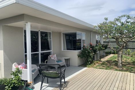 Photo of property in 11 Honeysuckle Place, Northcote, Christchurch, 8052