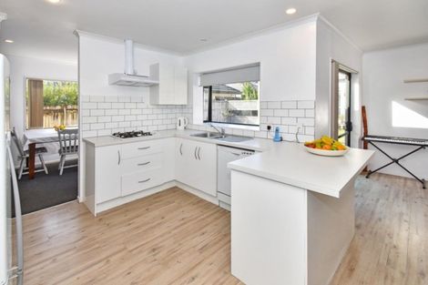 Photo of property in 22 Moyrus Crescent, East Tamaki Heights, Auckland, 2016