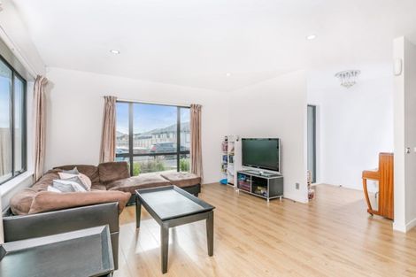 Photo of property in 5 Twin Parks Rise, Papakura, 2110