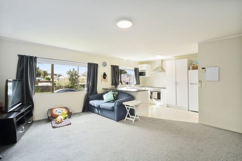 Photo of property in 2/70 Pomaria Road, Henderson, Auckland, 0610