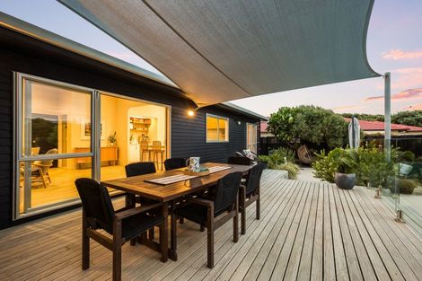 Photo of property in 141 Field Way, Waikanae Beach, Waikanae, 5036