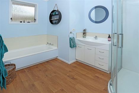 Photo of property in 26 Wirihana Road, Titirangi, Auckland, 0604