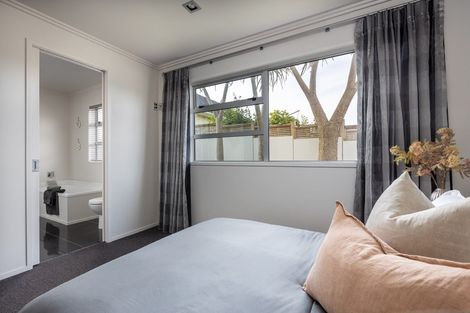 Photo of property in 9b Chilman Street, Strandon, New Plymouth, 4312