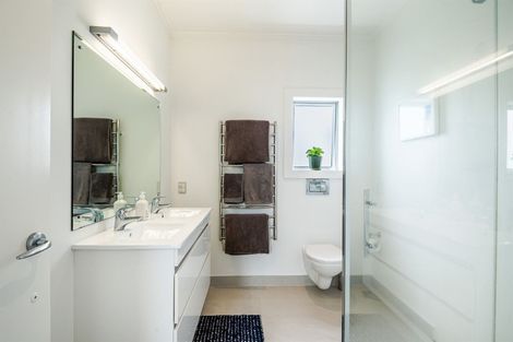 Photo of property in 5 Holiday Road, Milford, Auckland, 0620