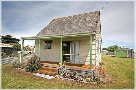 Photo of property in 16 Nuku Street, Tangimoana, 4822