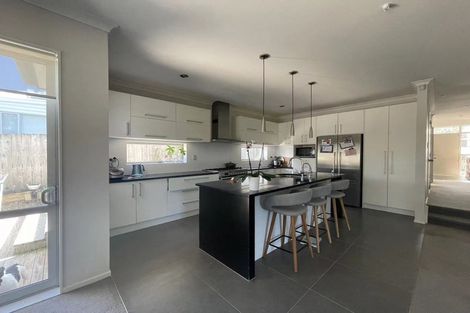 Photo of property in 30 Namsan Close, Fairview Heights, Auckland, 0632