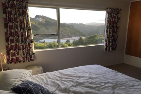 Photo of property in 18a Cheltenham Terrace, Newlands, Wellington, 6037