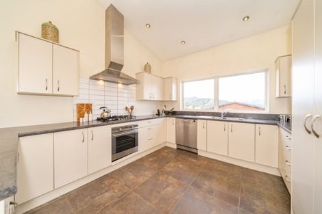 Photo of property in 16 James Nairn Grove, Riverstone Terraces, Upper Hutt, 5018