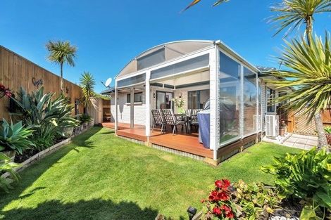 Photo of property in 98 Golfland Drive, Golflands, Auckland, 2013