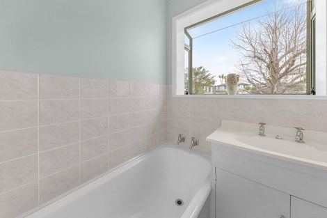 Photo of property in 5 Valron Road, Te Atatu South, Auckland, 0602