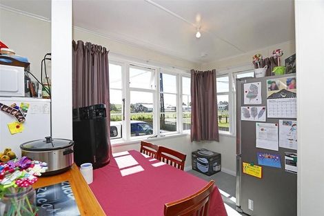 Photo of property in 18 Railway Street, Eltham, 4322