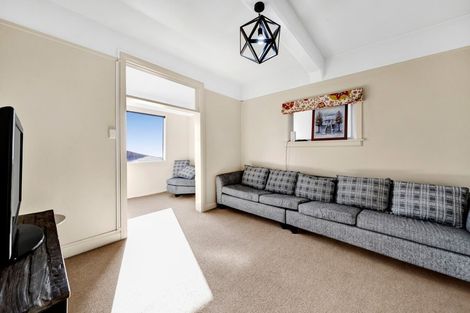 Photo of property in Devonport Apartments, 3/127 Saint Aubyn Street, New Plymouth, 4310
