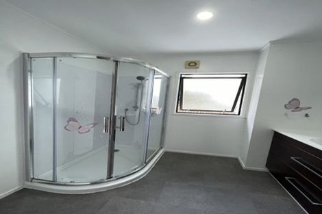 Photo of property in 81 Totaravale Drive, Totara Vale, Auckland, 0629