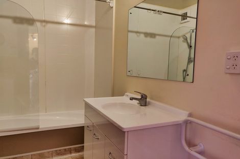 Photo of property in 3 Kelvin Grove, Te Aro, Wellington, 6011