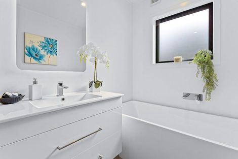 Photo of property in 2/21 Tobruk Crescent, Milford, Auckland, 0620