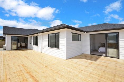Photo of property in 12 Gilbransen Road, Kumeu, 0810
