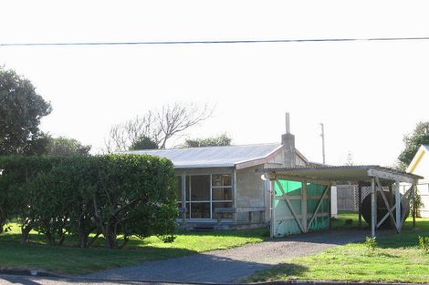 Photo of property in 25 Heperi Street, Waikanae Beach, Waikanae, 5036
