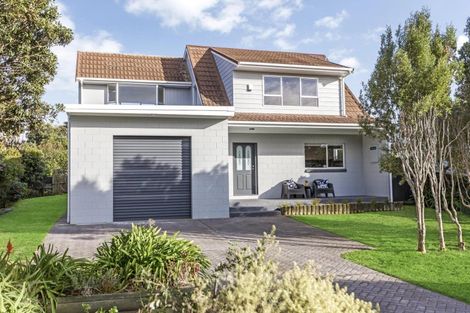 Photo of property in 1 Goldie Place, Waikanae Beach, Waikanae, 5036